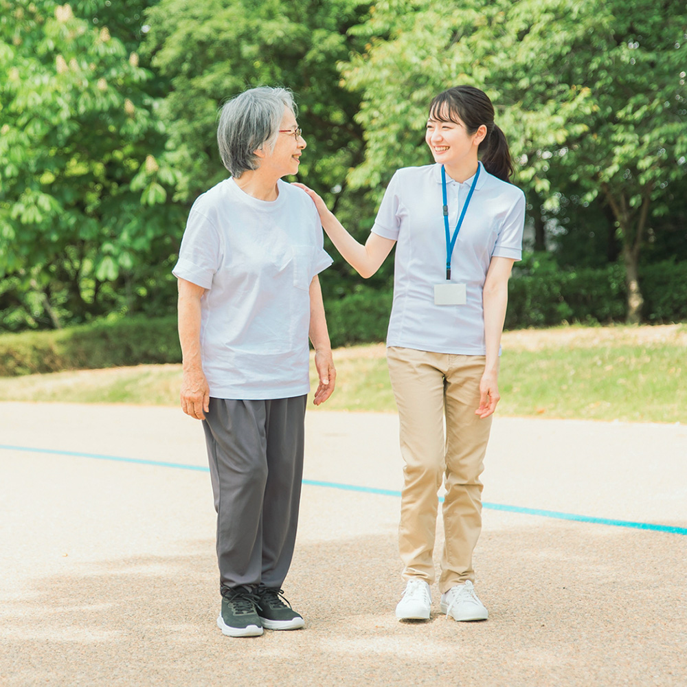 シニア女性と歩く女性